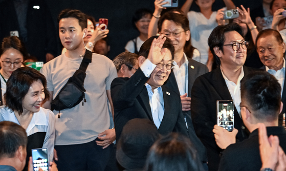 이 대통령은 광복 80주년을 기념해 조진웅이 추천한 이 영화를 본다면서 소셜미디어를 통해 신청한 시민들과 동반 관람을 했다. 대통령실사진기자단