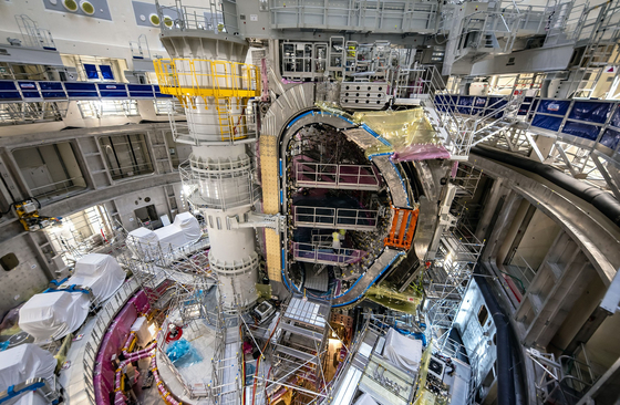 지난 10월 프랑스 남부 카다라슈의 국제핵융합실험로(ITER) 건설 현장. 현재 진척률은 85% 정도다. [사진 ITER]