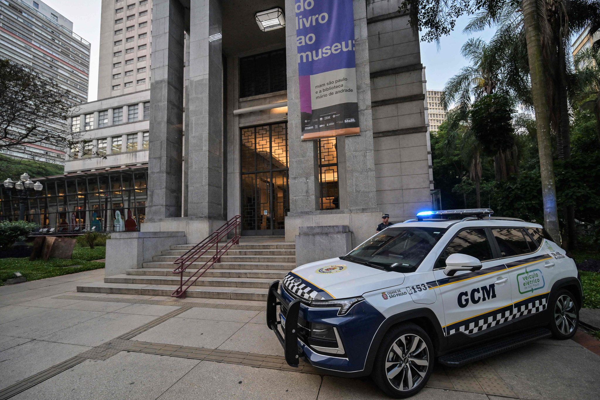 지난 7일(현지시간) 브라질 상파울루 시내 마리오 드 안드라데 공공도서관 앞에서 브라질 경찰 순찰대가 서 있다. 상파울루 시 당국은 이날 프랑스 화가 앙리 마티스의 판화 8점이 이 도서관에서 도난당했다고 밝혔다. AFP=연합뉴스