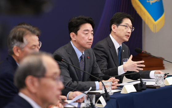 김경수 대통령 직속 지방시대위원장이 8일 용산 대통령실 청사에서 열린 지방시대위원회 보고회에서 발표하고 있다. 왼쪽은 강훈식 대통령비서실장. 연합뉴스