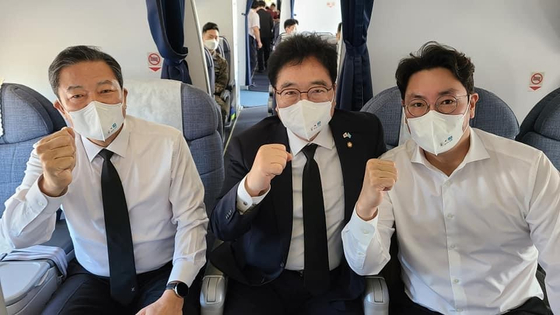 사진 왼쪽부터 황기철 국가보훈처장, 우원식 더불어민주당 의원, 배우 조진웅. 우원식 의원 페이스북 캡처