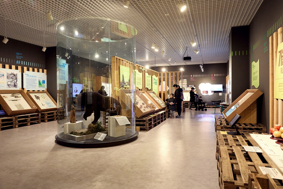 '봄, 여름, 가을, 겨울– 흔들리는 계절'은 기후변화를 겪고 있는 한국의 사계절과 생태계를 보여주는 전시다.