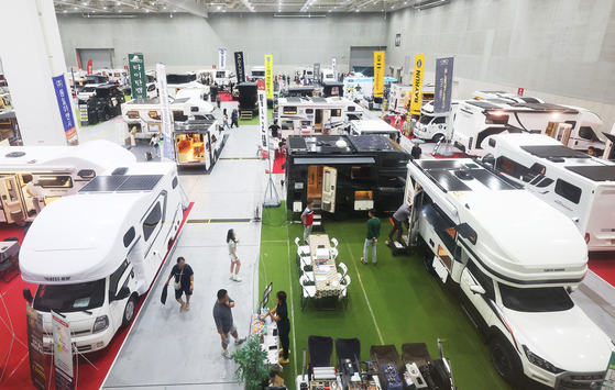 정부는 개인 소유 캠핑카도 공유차량 공유 플랫폼을 통해 타인에게 대여할 수 있도록 규제 완화를 추진하기로 했다. 지난 9월 경기도 수원시 영통구 수원컨벤션센터에서 열린 '제6회 수원캠핑카쇼'를 찾은 시민들이 다양한 캠핑카를 살펴보고 있다. 연합뉴스