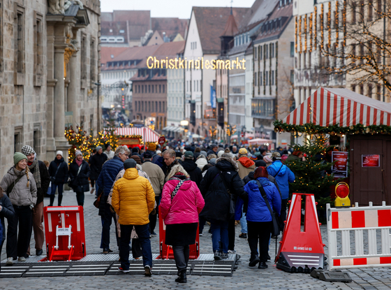 지난달 28일(현지시간) 독일 뉘른베르크에서 세계에서 가장 오래된 크리스마스 마켓 중 하나인 유명한 뉘른베르거 크리스트킨들스마크트(Christ Child Market) 개막식이 열린 가운데 사람들이 모여 있다. 로이터=연합뉴스