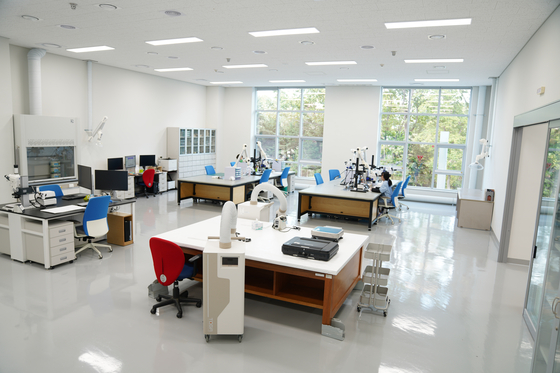 보존과학센터의 재질별 보존처리실 중 금속실 모습. 부식으로 인해 훼손된 금속유물의 제 모습을 찾아주는 곳이다. 국립중앙박물관