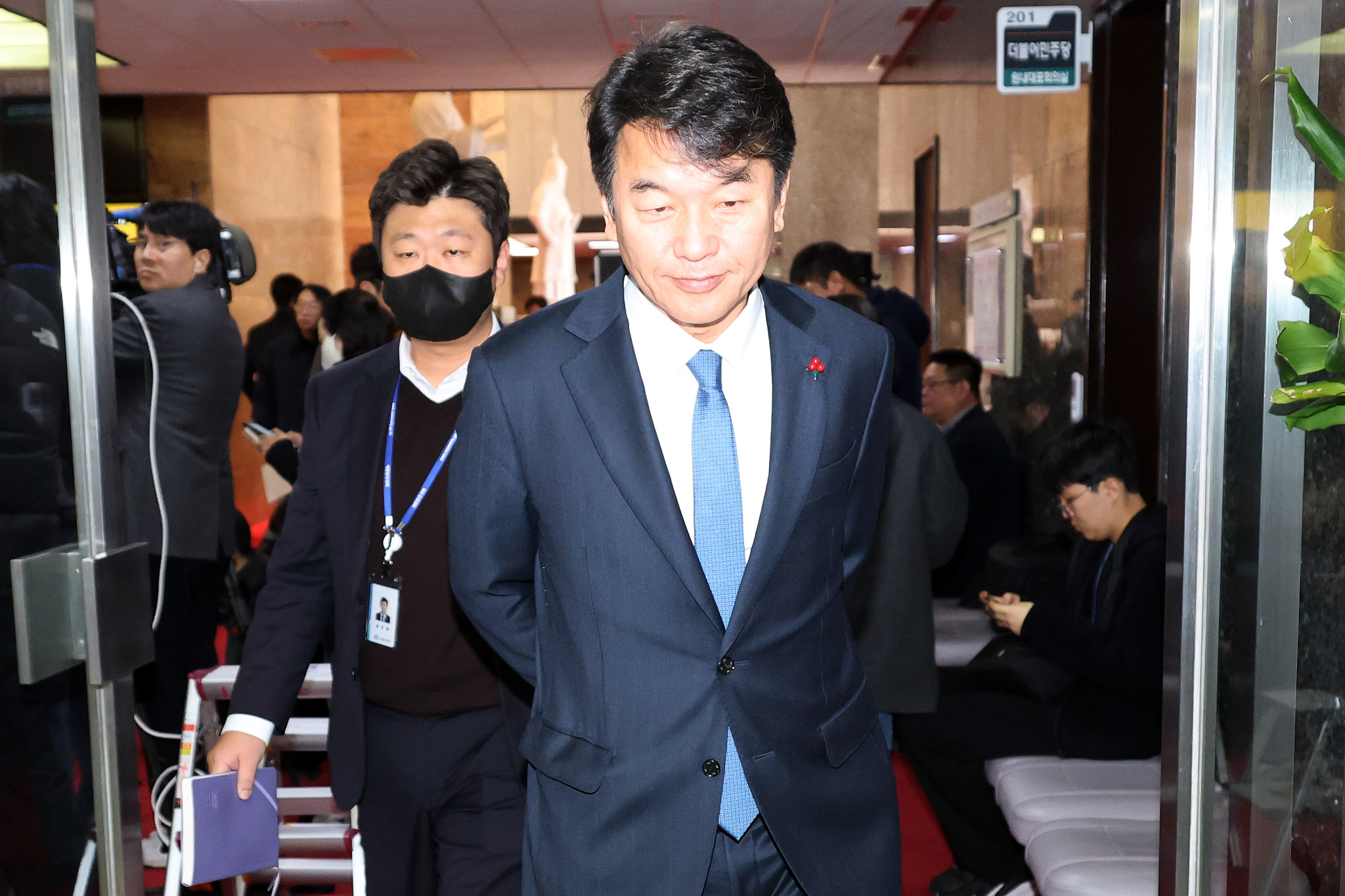 더불어민주당 문진석 원내운영수석부대표가 8일 서울 여의도 국회에서 열린 비공개 의원총회를 마친 뒤 회의장을 나서고 있다. 연합뉴스