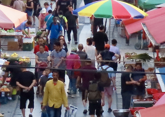 국내 거주하는 외국인과 이민자 등 이주배경인구는 지난해 사진은 경기도 안산시 다문화음식거리 모습. 김홍준 기자