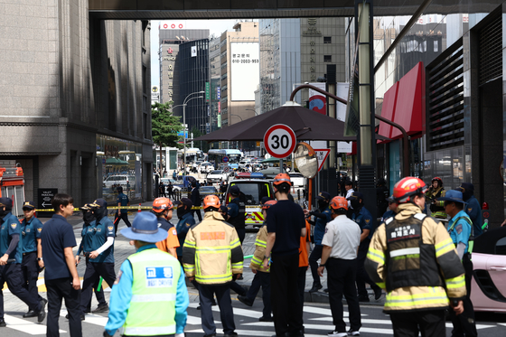 지난 8월 5일 오후 '신세계백화점을 폭파한다'는 글이 인터넷에 올라와 경찰 및 소방 관계자들이 전국 주요 지점을 수색했다. 당시 서울 중구 신세계백화점 본점에 출동한 경찰 및 소방 관계자들이 현장을 통제하는 모습. 뉴스1