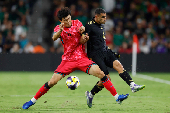 지난 9월 10일(현지시간) 미국 테네시주 내시빌에서 열린 한국과 멕시코의 축구 국가대표팀 평가전에서 김민재(왼쪽)가 멕시코 선수와 공을 다투고 있다. 두 팀은 2-2로 비겼다. 한국과 멕시코는 2026 북중미 월드컵 조별리그에서 A조에 함께 속했다. [AFP=연합뉴스]
