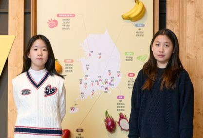 황지유(왼쪽)·이윤슬 학생기자가 국내에서 점차 늘어나는 아열대 과일 재배와 기후변화의 연관성을 살폈다.