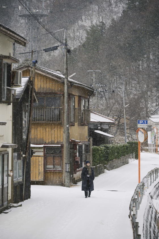 영화 '여행과 나날'은 슬럼프에 빠진 각본가 '이'(심은경)가 눈 덮인 시골마을로 여행을 떠나며 벌어지는 이야기다. 사진 엣나인필름