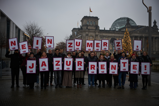 좌파당 소속 의원들이 지난 5일(현지시간) 독일 베를린의 독일 의회 앞에서 연금법안에 반대하는 시위를 벌이고 있다. AP=연합뉴스