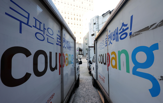 [서울=뉴시스] 홍효식 기자 = 쿠팡 대규모 개인정보 유출 사태로 논란이 이어지는 서울 시내 한 차고지에 쿠팡 배송 차량이 주차돼 있다. 온라인상에서 비정상 로그인 시도, 해외 결제 승인 알림, 스미싱 문자 수신 등 2차 피해 사례가 잇따르면서 소비자 불안감이 커져 쿠팡 서비스를 중단하거나 계정을 삭제하려는 소비자들이 늘고 있다. 업계에 따르면 쿠팡 사태 이후 온라인 자영업자 커뮤니티를 중심으로 주문 감소를 호소하는 글이 잇따르고 있다. 또 한국어로 서비스되는 쿠팡 플랫폼 뒤에 중국인을 포함한 외국인 개발 인력들이 있었다는 사실이 확인되는 등 논란이 계속되고 있다. 뉴시스