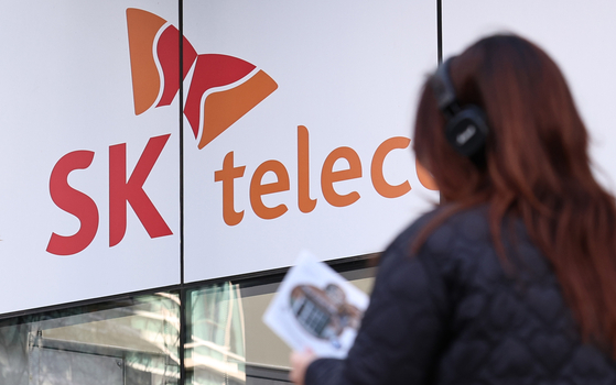 SK텔레콤(SKT)이 개인정보 유출 사태를 놓고 1인당 30만원씩 손해배상금을 지급하라는 개인정보 분쟁조정위원회의 조정안을 불수용했다. SKT는 지난 5일 개인정보 분쟁조정위원회의 조정안을 통지받은 후 법률 검토를 거쳐 이를 받아들이지 않기로 결정해 답변 기한인 전날 오후 이 같은 의견을 제출했다. 사진은 이날 서울의 한 SKT대리점. 뉴스1