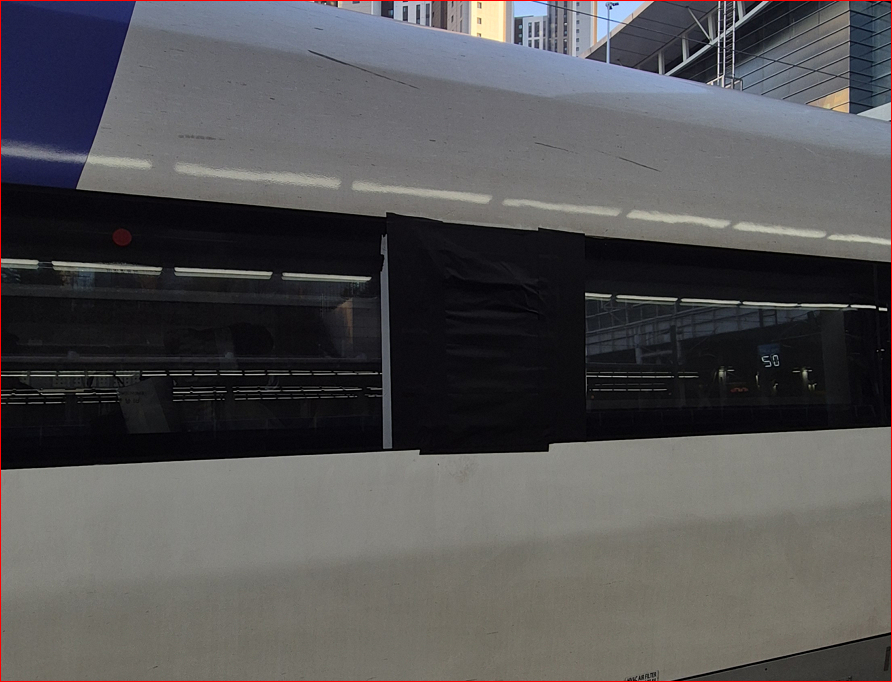 손상 부위에 테이프를 덧댄 마산행 KTX 215편. 독자제보