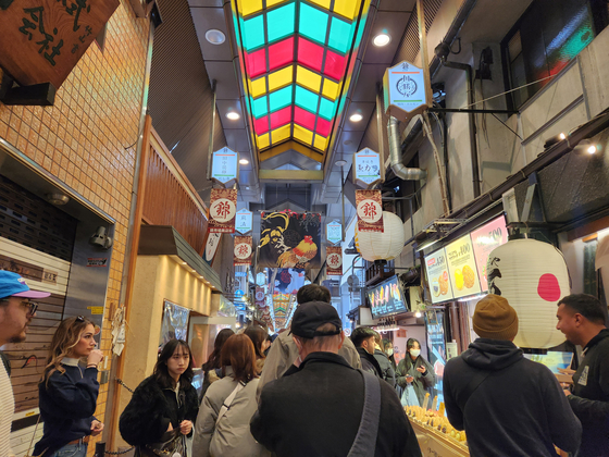 지난 3일 일본 교토 니시키 시장이 외국인 관광객으로 붐비고 있다. 오누키 도모코 특파원 