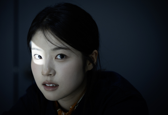 영화 ‘세계의 주인’에서 트라우마를 극복하고 꿋꿋하게 살아가는 여고생 주인을 연기한 배우 서수빈. 자신을 빼닮은 주인을 최근에야 떠나보낼 수 있었다고 했다. 권혁재 사진전문기자