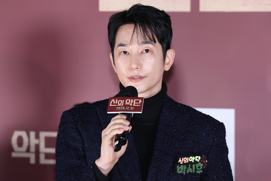 배우 박시후가 8일 서울 용산구 CGV용산아이파크몰에서 열린 영화 '신의 악단' 제작보고회에서 불륜 주선 관련 논란에 대해 입장을 밝히고 있다. 연합뉴스