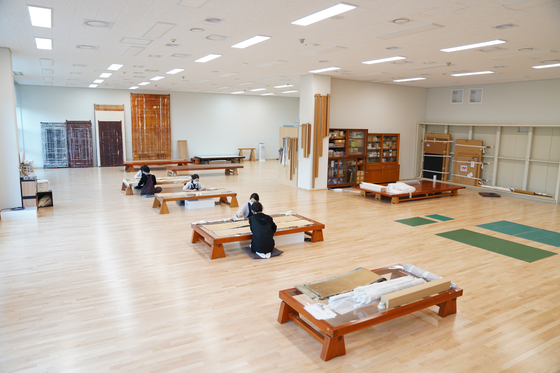 보존과학센터의 재질별 보존처리실 중 서화실 모습. 이곳에서는 최대 10m 크기 그림까지 복원작업을 할 수 있다. 국립중앙박물관 