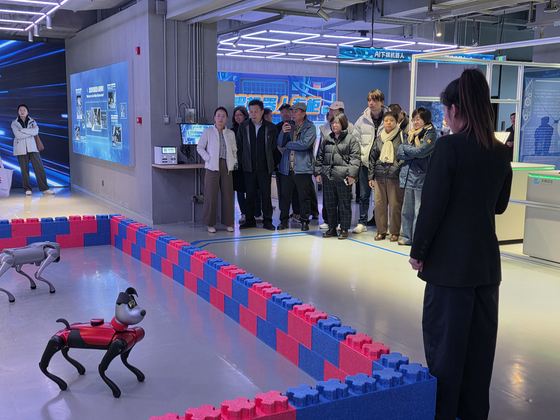 베이징 이좡경제개발구에 전시된 로봇개. 이도성 특파원 