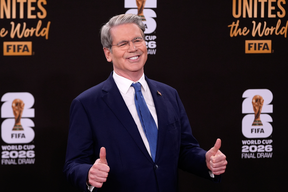 스콧 베센트 미 재무부관이 지난 5일(현지시간) 미국 워싱턴 케네디 센터에서 열린 2026년 월드컵 조추첨식에 참석한 모습. AP=연합뉴스