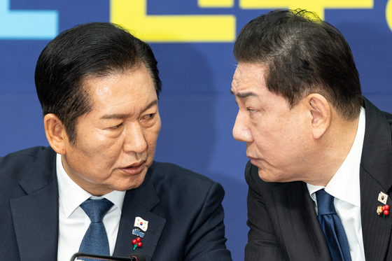 정청래 더불어민주당 대표가 8일 서울 여의도 국회에서 열린 최고위원회의에서 김병기 원내대표와 대화하고 있다. 뉴스1