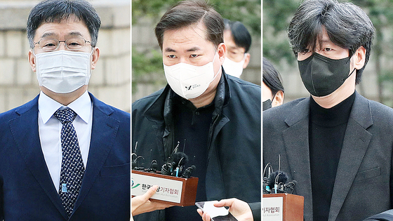 서울중앙지법은 지난 10월 31일 대장동 개발사업 비리 의혹에 연루된 민간업자 5명에게 실형을 선고하고 법정 구속했다. 왼쪽부터 김만배 (주)화천대유자산관리 대주주, 유동규 전 성남도시개발고사 기획본부장, 남욱 변호사. 뉴스1