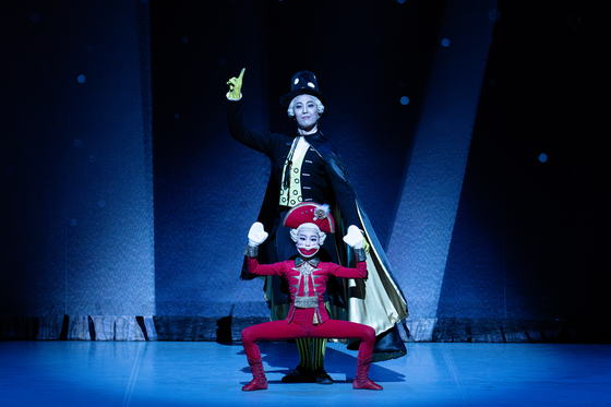 국립발레단의 연말 레퍼토리 '호두까기 인형'. 다른 작품과 달리 '호두까기 인형'역을 어린 무용수가 맡아 연기한다. 사진 국립발레단