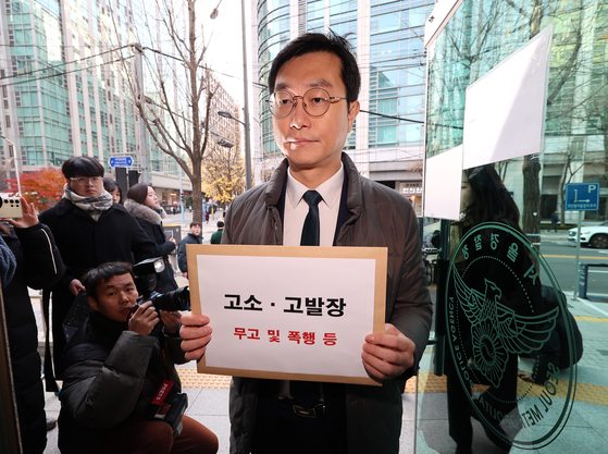 장경태 더불어민주당 의원이 2일 자신을 성추행 의혹으로 고발한 고소인을 무고 및 폭행 등으로 고소·고발하기 위해 서울경찰청 민원실을 방문하고 있다. 연합뉴스