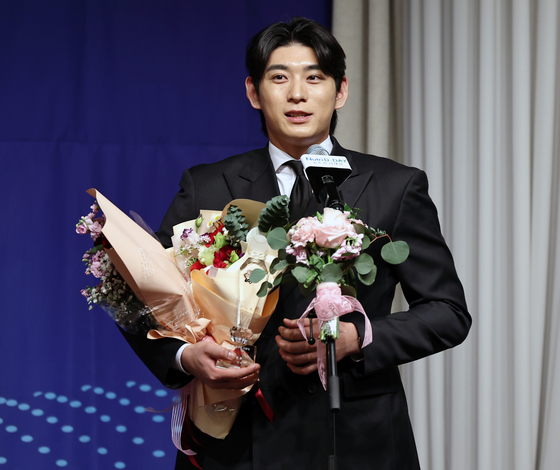 8일 일구상 시상식에서 특별공로상을 받은 이정후. 뉴스1 