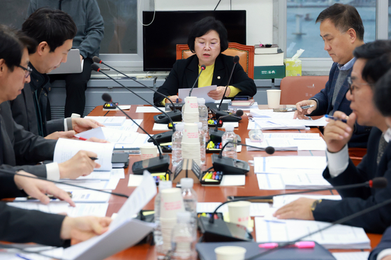 8일 국회에서 열린 과학기술정보방송통신위원회 정보통신방송법안심사소위원회에서 소위원장인 더불어민주당 김현 의원이 회의를 주재하고 있다. 연합뉴스