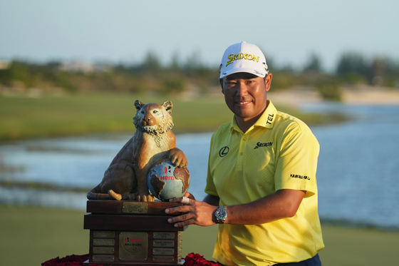 우승 트로피 옆에서 포즈를 취한 마쓰야마. AP=연합뉴스