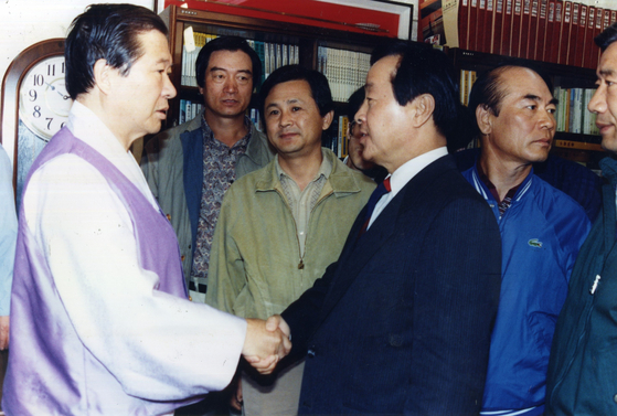 평화민주당 당사에서 단식 투쟁을 하던 1990년 10월 11일 위문차 방문한 김영삼 민주자유당 대표와 악수를 나누고 있다. 사진 연세대 김대중도서관