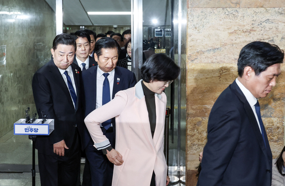 정청래 더불어민주당 대표와 김병기 원내대표가 8일 국회에서 열린 비공개 의원총회를 마친 뒤 회의실을 나오고 있다. 김성룡 기자