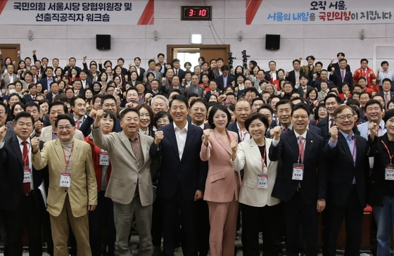 배현진 국민의힘 의원(앞줄 왼쪽에서부터 다섯번째)이 지난 10월 31일 서울 강남구 세텍 컨벤션센터에서 열린 국민의힘 서울시당 당협위원장 및 선출직 공직자 워크숍에서 단체 사진을 찍고 있다. 배 의원 왼쪽은 오세훈 서울시장. 사진 배현진 의원실