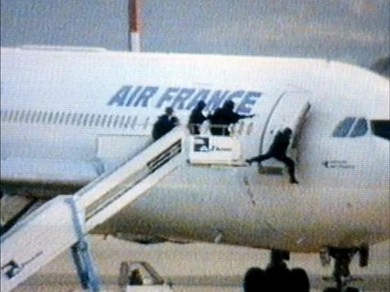 탑승구를 열다 동체에 매달린 GIGN 대원. 90sanxiety@인스타그램