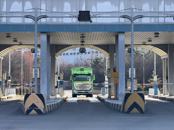 3일 폐기물 수거 차량이 무게를 측정하기 위해 이동하는 모습. 천권필 기자