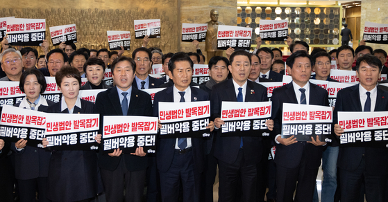 정청래 더불어민주당 대표가 9일 서울 여의도 국회 본회의장 앞에서 국민의힘을 규탄하고 있다. 뉴스1