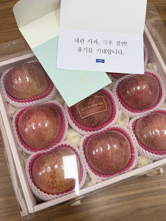 조국혁신당은 9일 국민의힘에 환대 답례품으로 사과(과일)를 전달했다. 조국혁신당 제공 