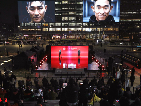 AI 기술이 음악 작업 전반에 활용되고 있다. 가수 듀스는 고(故) 김성재의 목소리를 AI 기술로 재현해 신곡 ‘라이즈(Rise)’를 발표했고, 싱어송라이터 박새별(아래 사진)은 AI 작곡 프로그램으로 혼자 앨범을 만들었다. [사진 지니뮤직]