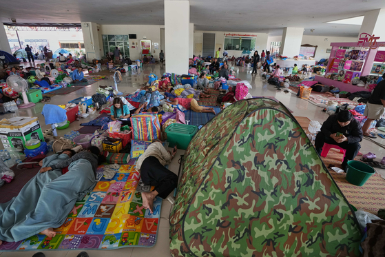 9일(현지시간) 태국 수린주에서 태국군과 캄보디아군의 충돌을 피해 집을 떠난 주민들이 대피소에 머물며 휴식을 취하고 있다. AP=연합뉴스