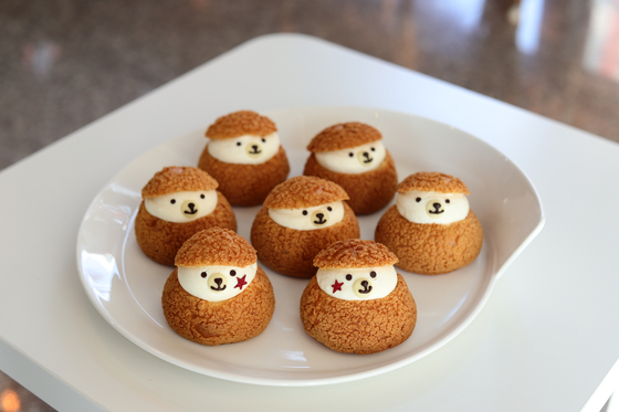 크림 맛집으로 유명한 용인시 '내복곰 과자점'의 쿠키슈. 바삭한 식감과 생크림의 부드러운 풍미가 어우러진 내복곰 과자점의 대표 메뉴다. 사진 내복곰 과자점