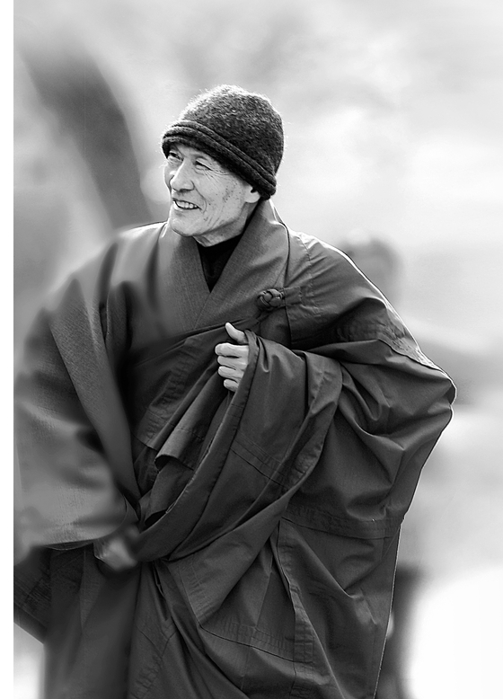 법정 스님은 "상좌를 받지 않겠다"는 공언을 깨트리면서까지 덕조 스님을 절집의 아들인 상좌로 받아들였다. 이 때문에 처음에는 송광사에서도, 종단에서도 법정 스님의 상좌라는 이야기를 믿지 않았다고 한다. 중앙포토