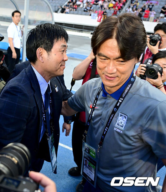 [OSEN=용인, 최규한 기자] 홍명보 감독이 이끄는 남자축구대표팀이 15일 오후 용인 미르스타디움에서 2025 동아시아축구연맹(EAFF) E-1 챔피언십(동아시안컵) 3차전 일본과 경기를 가졌다.한국은 1차전서 중국을 3-0, 2차전서 홍콩을 2-0으로 완파했다. 하지만 일본이 1차전서 홍콩을 6-1, 2차전서 중국을 2-0으로 이겼다. 골득실 +7의 일본이 +5의 한국을 누르고 조 선두인 상황이다. 나란히 2승을 거둔 한국과 일본은 대회 우승컵을 놓고 격돌한다.경기를 앞두고 한국 홍명보 감독과 일본 모리야스 하지메 감독이 인사를 나누고 있다. 2025.07.15 / dreamer@osen.co.kr