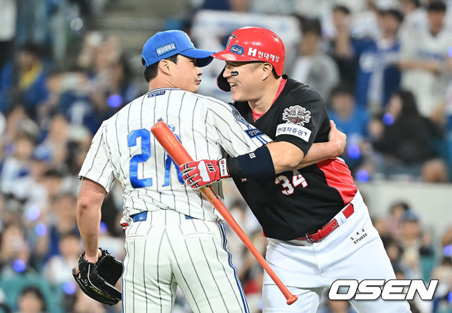 [OSEN=대구, 이석우 기자] 30일 대구삼성라이온즈파크에서 2025 신한 SOL 뱅크 KBO 리그 삼성 라이온즈와 KIA 타이거즈의 경기가 열렸다. 홈팀 삼성은 후라도가, 방문팀 KIA는 김태형이 선발 출전했다. 삼성 라이온즈 오승환이 9회초 KIA 타이거즈 최형우를 삼진으로 잡고 인사를 하고 있다. 2025.09.30 / foto0307@osen.co.kr
