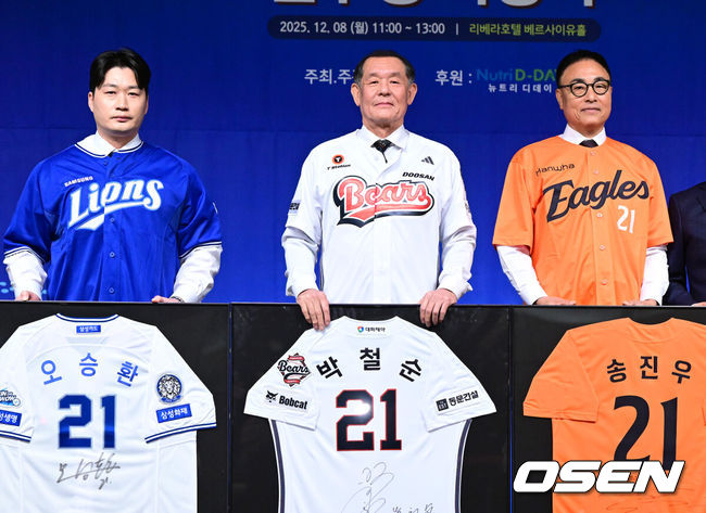 [OSEN=최규한 기자] 8일 오전 서울 청담동 리베라호텔에서 ‘2025 일구상 시상식’이 열렸다.이번 일구상은 최고 투수상 삼성 원태인, 최고 타자상 키움 송성문, 신인왕으로 KT 안현민 등을 선정했다.박철순, 송진우, 오승환이 일구회 21번 영구결번 착장식을 가지며 포즈를 취하고 있다. 2025.12.08 / dreamer@osen.co.kr