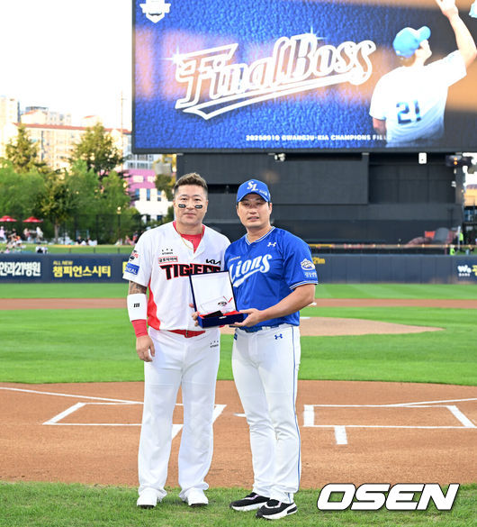 [OSEN=광주, 이대선 기자] 10일 오후 광주-기아 챔피언스필드에서 2025 신한 SOL Bank KBO리그 KIA 타이거즈와 삼성 라이온즈의 경기가 열렸다.KIA는 네일, 삼성은 가라비토를 선발 투수로 내세웠다.경기에 앞서 삼성 오승환의 은퇴투어 행사가 열렸다.KIA 최형우와 오승환이 기념촬영을 하고 있다. 2025.09.10 /sunday@osen.co.kr