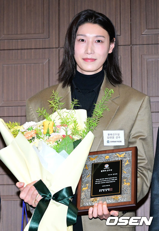 [OSEN=최규한 기자] 8일 오후 서울 중구 프레스센터에서 ‘2025 한국체육기자연맹 시상식’이 열렸다.이날 시상식에서는 올해 프로야구 통합우승을 이끈 LG 염경엽 감독이 올해의 지도자상, 프로배구 흥국생명 소속으로 2024-2025시즌 V리그 챔피언에 오른 뒤 은퇴한 김연경이올해의 선수상으로 선정됐다.김연경이 올해의 선수상을 수상한 뒤 포즈를 취하고 있다. 2025.12.08 / dreamer@osen.co.kr