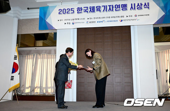 [OSEN=최규한 기자] 8일 오후 서울 중구 프레스센터에서 ‘2025 한국체육기자연맹 시상식’이 열렸다.이날 시상식에서는 올해 프로야구 통합우승을 이끈 LG 염경엽 감독이 올해의 지도자상, 프로배구 흥국생명 소속으로 2024-2025시즌 V리그 챔피언에 오른 뒤 은퇴한 김연경이올해의 선수상으로 선정됐다.김연경이 올해의 선수상을 수상하고 있다. 2025.12.08 / dreamer@osen.co.kr