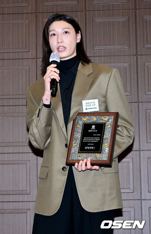 [OSEN=최규한 기자] 8일 오후 서울 중구 프레스센터에서 ‘2025 한국체육기자연맹 시상식’이 열렸다.이날 시상식에서는 올해 프로야구 통합우승을 이끈 LG 염경엽 감독이 올해의 지도자상, 프로배구 흥국생명 소속으로 2024-2025시즌 V리그 챔피언에 오른 뒤 은퇴한 김연경이올해의 선수상으로 선정됐다.김연경이 올해의 선수상을 수상한 뒤 소감을 전하고 있다. 2025.12.08 / dreamer@osen.co.kr